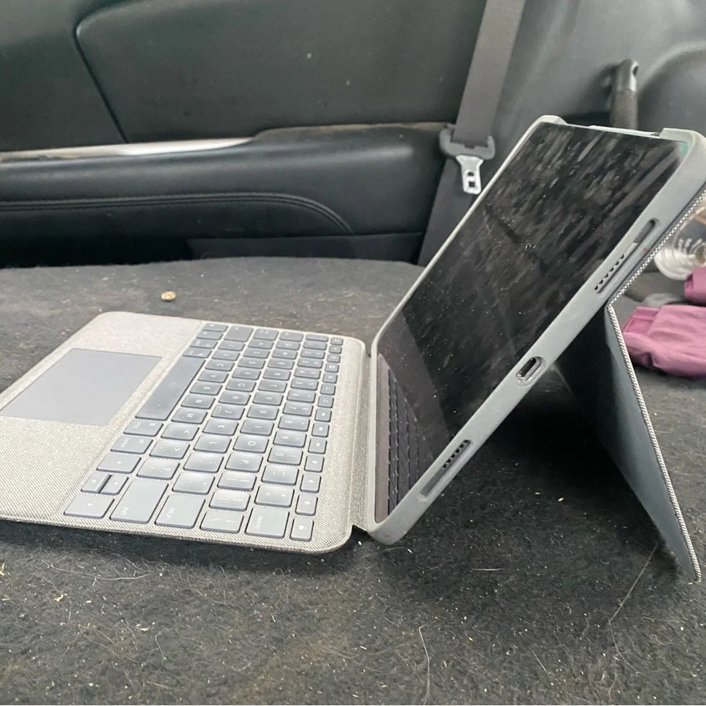 Witeless Bluetooth Logitech Keyboard & Stand Compatible For Apple Ipads